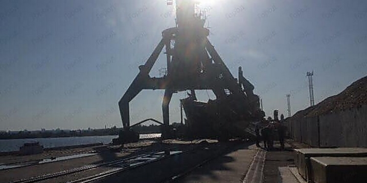 Во время вчерашнего шторма в одном из портов Николаева упал портальный кран