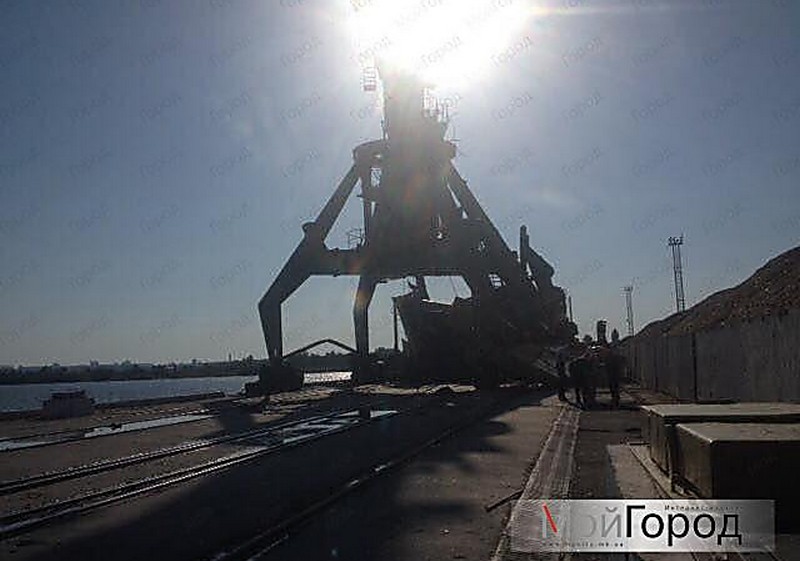 Во время вчерашнего шторма в одном из портов Николаева упал портальный кран 5