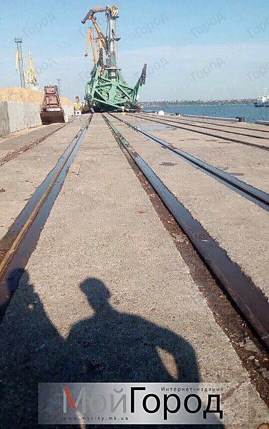 Во время вчерашнего шторма в одном из портов Николаева упал портальный кран 1