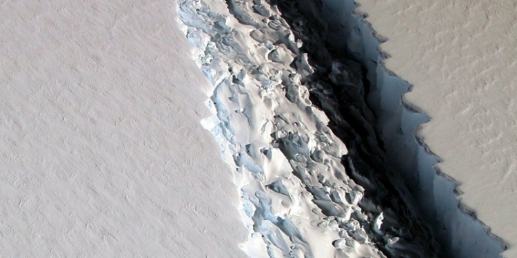 В Антарктиде нашли “снежные реки”, в которых лед течет со скоростью 100 метров в год