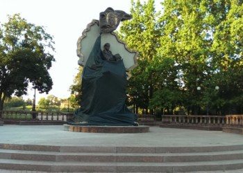 В центре оккупированного Луганска взорвали памятник боевикам