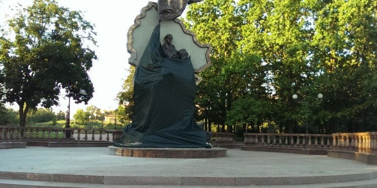 В центре оккупированного Луганска взорвали памятник боевикам