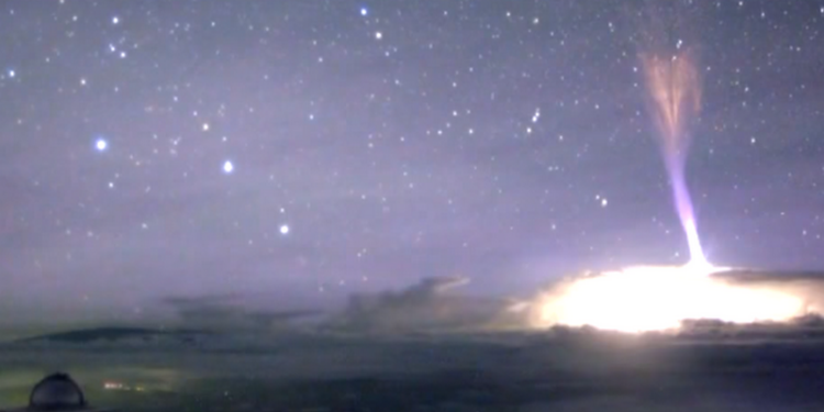 На Гавайях на видео засняли редкую молнию “синий джет”