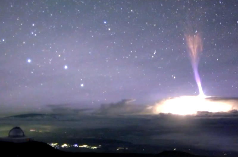 На Гавайях на видео засняли редкую молнию "синий джет" 1