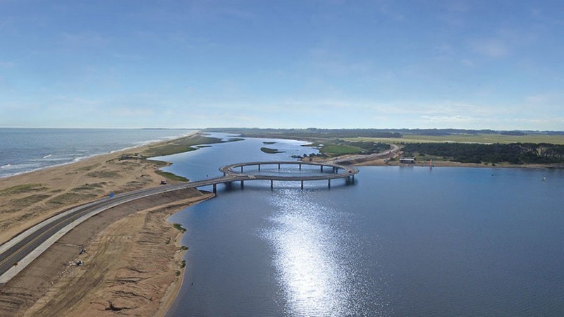 В Уругвае построили круглый мост, чтобы водители могли хорошенько рассмотреть окружающие красоты 3