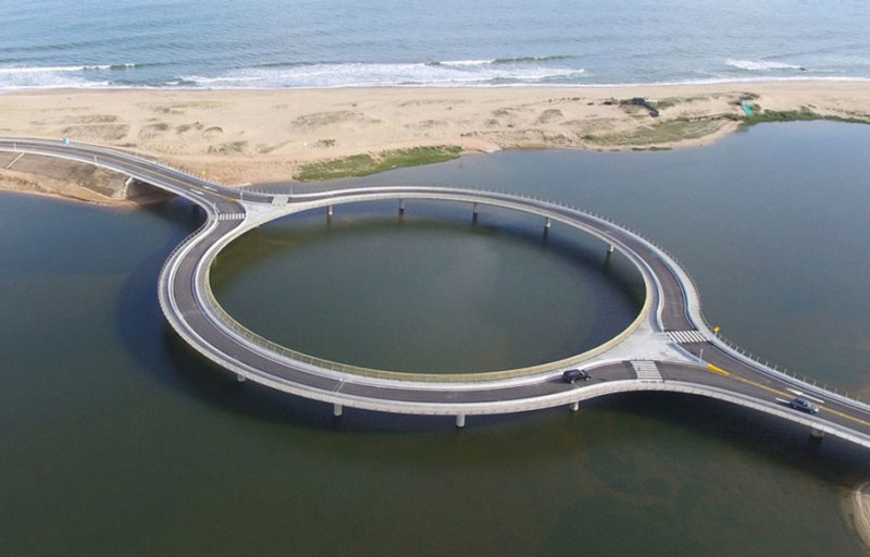В Уругвае построили круглый мост, чтобы водители могли хорошенько рассмотреть окружающие красоты 1