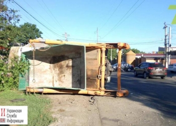 В Одессе внедорожник пошел в лобовую атаку на мусоровоз. Водитель погиб