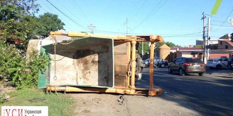 В Одессе внедорожник пошел в лобовую атаку на мусоровоз. Водитель погиб