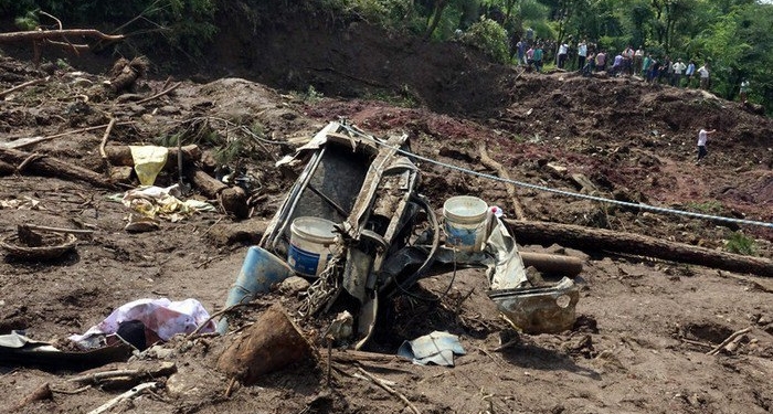 Два автобуса попали под оползень на севере Индии, погибли 46 человек