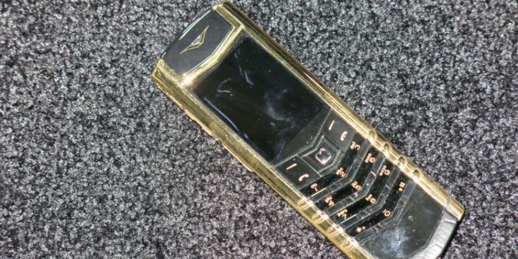 Жлобство не в моде. Vertu закрыл завод в Англии и продает золотые телефоны в 10 раз дешевле их прежней стоимости