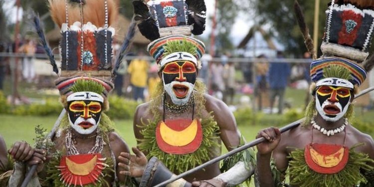 В Папуа — Новой Гвинее каждый год казнят по обвинению в колдовстве сотни женщин и мужчин