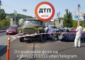 В Киеве на мосту Патона набитый оружием Москвич влетел в ЗИЛ: есть пострадавшие