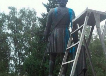 В Полтаве облили краской памятник Петру I