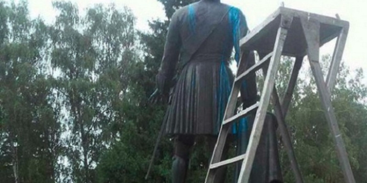 В Полтаве облили краской памятник Петру I