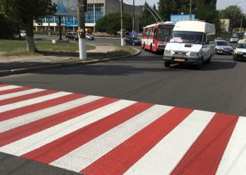 В Николаеве начали размечать переходы красным холодным пластиком
