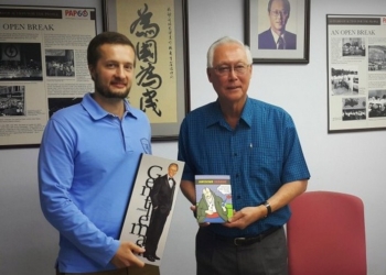 Сын Порошенко выиграл конкурс на поездку в Сингапур за счет госбюджета