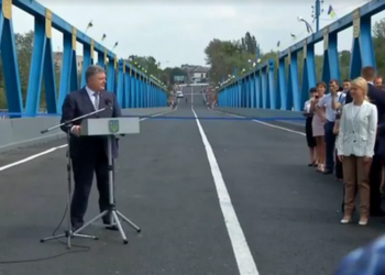 Порошенко пообещал, что в 2018 году на ремонт дорог выделят 30 млрд.грн.