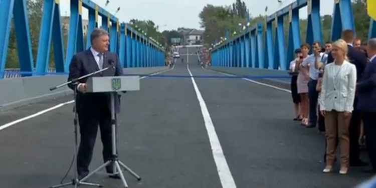 Порошенко пообещал, что в 2018 году на ремонт дорог выделят 30 млрд.грн.