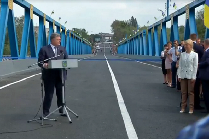 Порошенко пообещал, что в 2018 году на ремонт дорог выделят 30 млрд.грн. 1