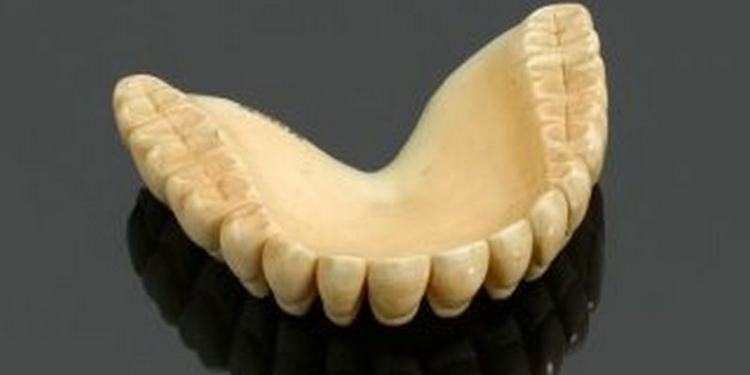 Британец оказался в инвалидной коляске из-за некачественной пасты для ухода за зубными протезами