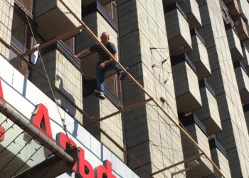 В центре Киева мужчина угрожает спрыгнуть с третьего этажа и требует российского консула