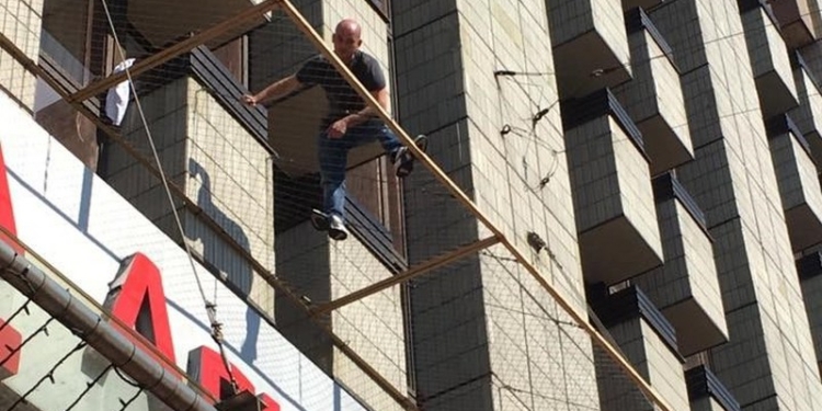 В центре Киева мужчина угрожает спрыгнуть с третьего этажа и требует российского консула