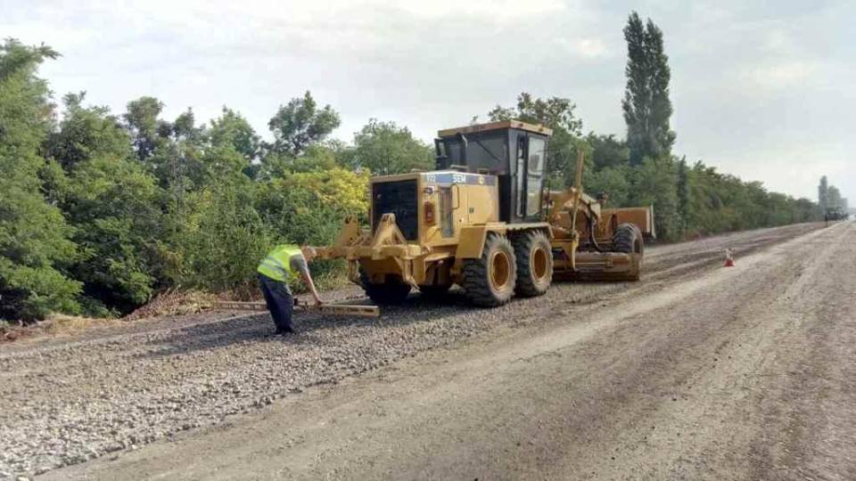 Служба автодорог показала, как "Ростдорстрой" и "Альтком" работают на ремонте трассы Н-11 14