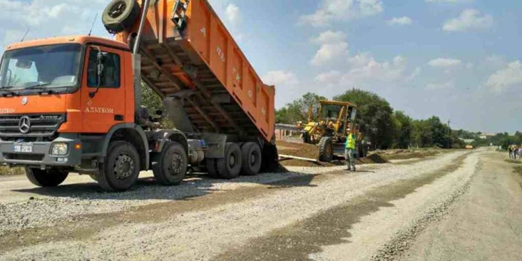 Служба автодорог показала, как “Ростдорстрой” и “Альтком” работают на ремонте трассы Н-11