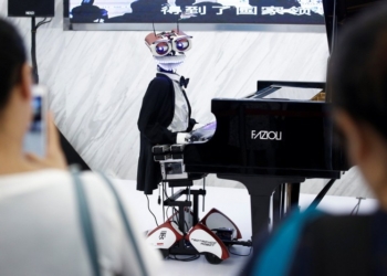 В Пекине выступил знаменитый робот-пианист