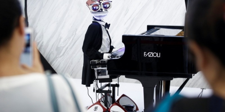 В Пекине выступил знаменитый робот-пианист