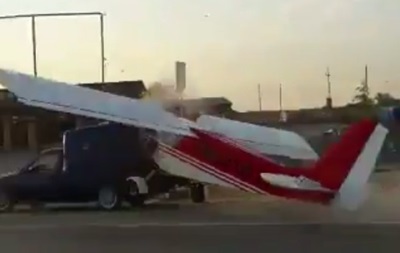 В Чечне самолет врезался в автомобиль на трассе 1