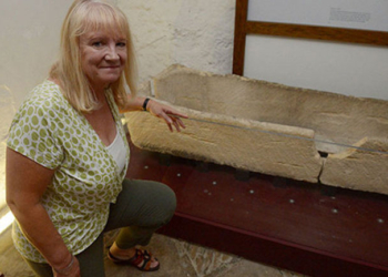 Посетители музея решили сфотографировать своего ребенка в древнем саркофаге – артефакт не выдержал испытания