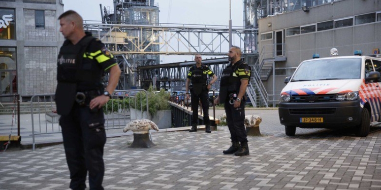 Концерт в Роттердаме отменили из-за фургона с газовыми баллонами