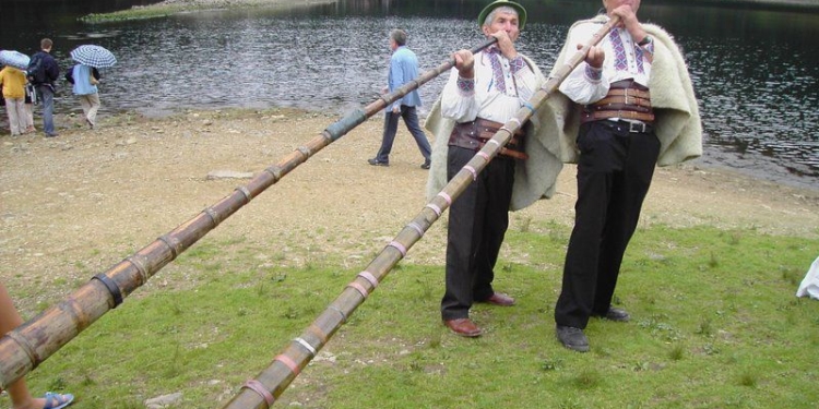 Видео дня: этнофестиваль у высокогорного Синевира с высоты птичьего полета