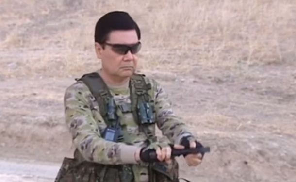 Президент Туркмении поучил своих военных стрелять, метать ножи и командовать стрельбами