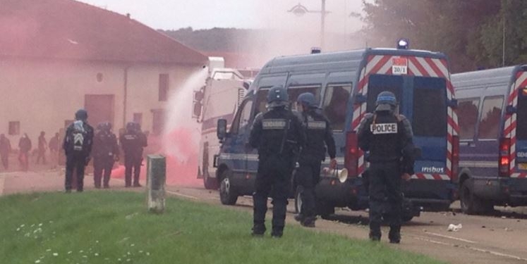 Во Франции водометами и слезоточивым газом разогнали антиядерную демонстрацию