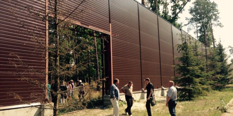 Вот где Стена. Не на границе с РФ, а вокруг особняков чиеновников