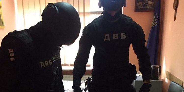 В Николаеве задержали начальника разрешительной системы – он собирал «дань» с подчинённых за регистрацию оружия