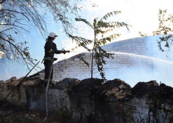 В Николаеве горит здание  в мкр.Леванецев