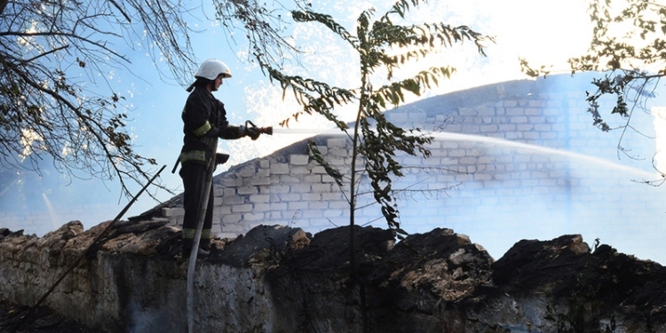 В Николаеве горит здание  в мкр.Леванецев