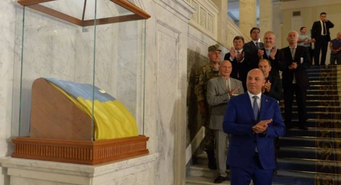 Делай, как я? Верховная Рада заплатила за перенос флага на другое место 1,3 млн.грн.