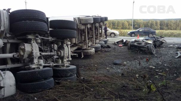 Жуть: в России тягач раздавил две машины: погибли 8 человек, четверо в больнице 3