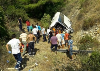 В турецкой Анталии туристический автобус сорвался с 50-метровой скалы – как минимум, двое погибших