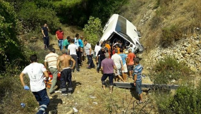 В турецкой Анталии туристический автобус сорвался с 50-метровой скалы – как минимум, двое погибших