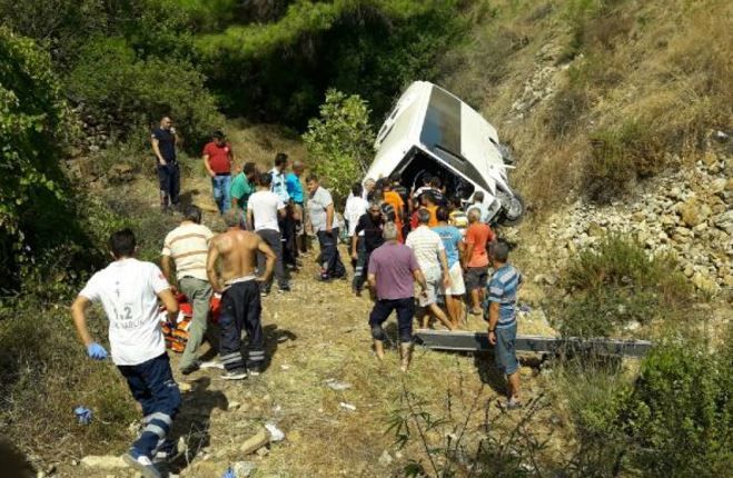 В турецкой Анталии туристический автобус сорвался с 50-метровой скалы – как минимум, двое погибших 3