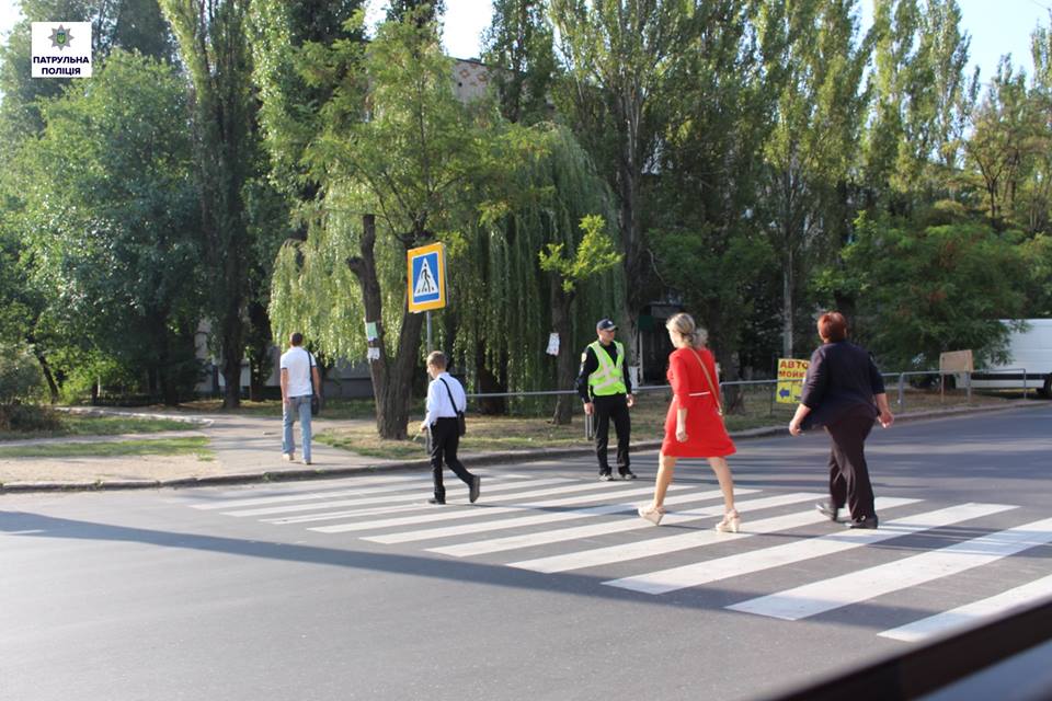 1 сентября в Николаеве: патрульные и общественный порядок обеспечивали, и подвозили опаздывающих первоклассников на торжественные линейки 2