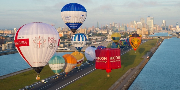 Какой же день рождения без воздушных шариков? Лондонский аэропорт красиво отпраздновал свое 30-летие