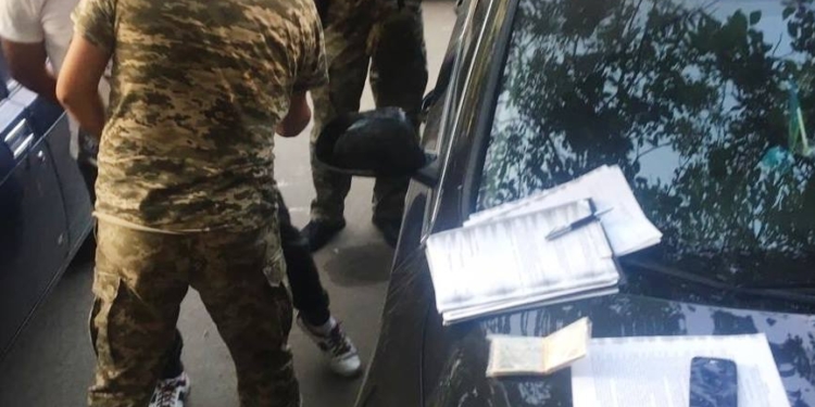 В Николаеве девушка пыталась «откупить» своего жениха, чтобы его не послали в зону АТО, за 38 тыс.грн. – взяточник задержан