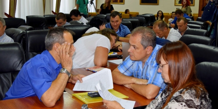 Николаевская область сейчас прокредитовала «Дорлидер» на 40 млн.грн. Но будет ли готова дорога Т-15-08 к 20 октября – большой вопрос