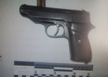 На остановке общественного транспорта в Николаеве полицейские обнаружили мужчину неславянской внешности с пистолетом